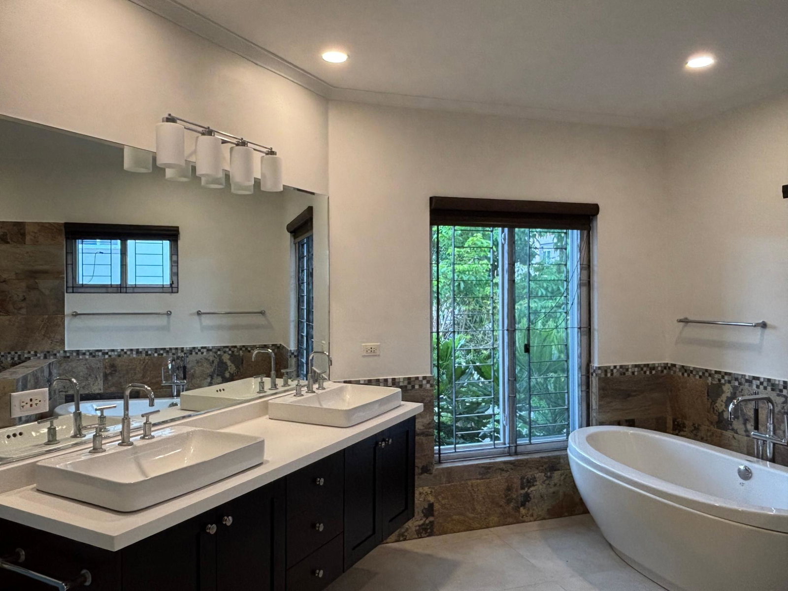 Twelfth image of 15-2 Cherry Hill Drive in Kingston 8, St. Andrew, Jamaica - property is For Rent