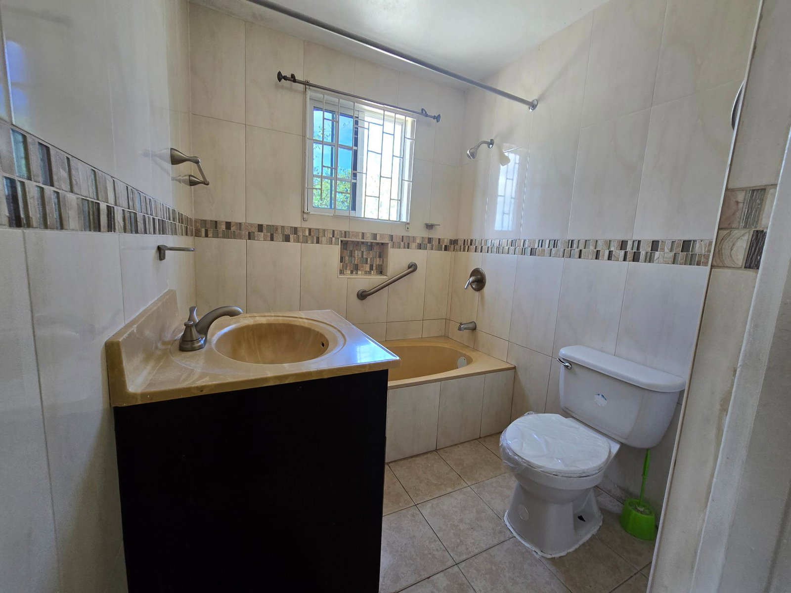 Sixth image of Portmore Drive, Passagefo in Passage Fort, St. Catherine, Jamaica - property is For Rent