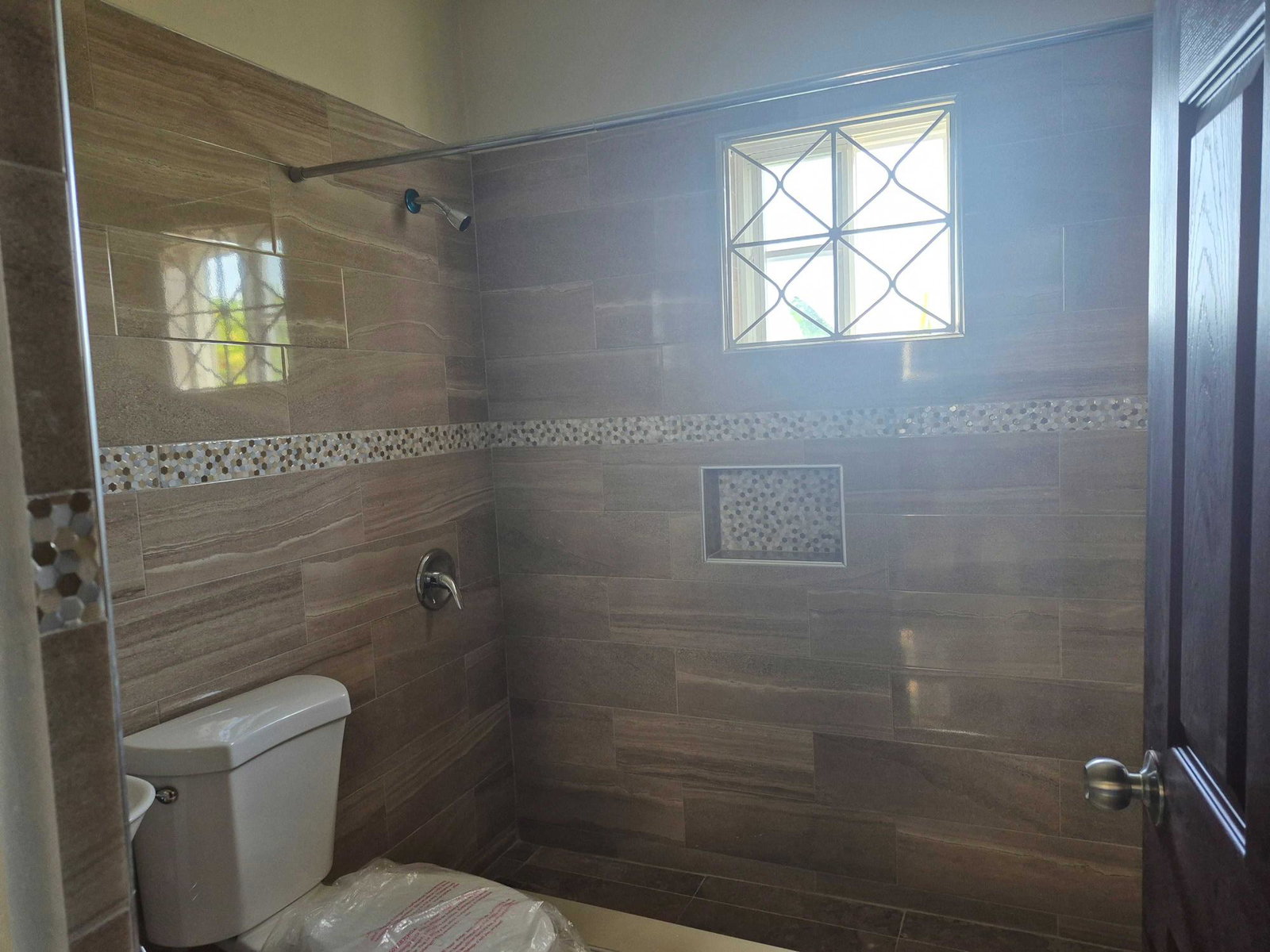 Fourth image of Unit a, 3 Tiara Close, 194 Queen hi in Kingston 19, St. Andrew, Jamaica - property is For Rent