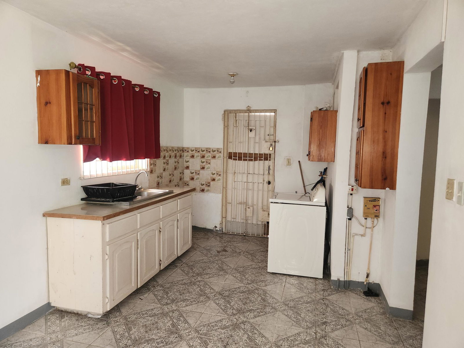 Seventh image of 460 se 48th Way, East Sabina in Greater Portmore, St. Catherine, Jamaica - property is For Sale