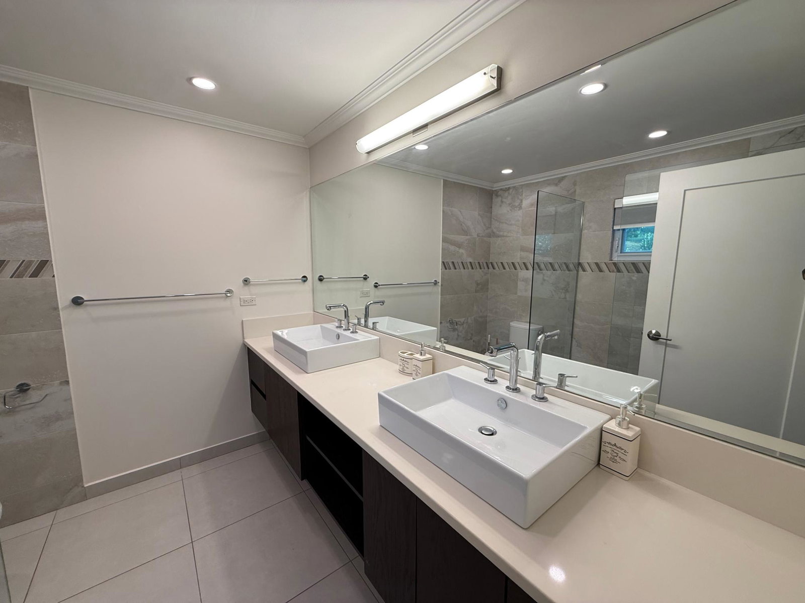 Third image of 32e-16 Garden Close in Kingston 8, St. Andrew, Jamaica - property is For Rent