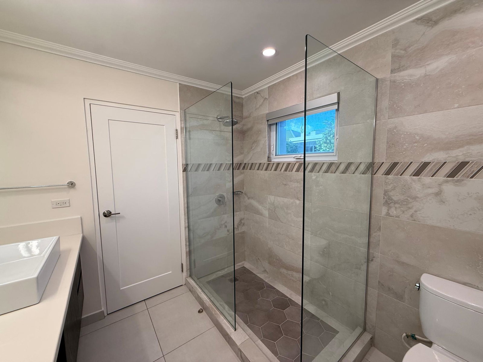 Fourth image of 32e-16 Garden Close in Kingston 8, St. Andrew, Jamaica - property is For Rent