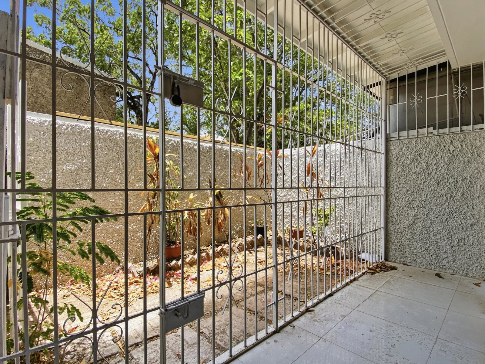 Thirteenth image of 31- Renfrew Road, Courtleigh in Kingston 5, St. Andrew, Jamaica - property is For Rent