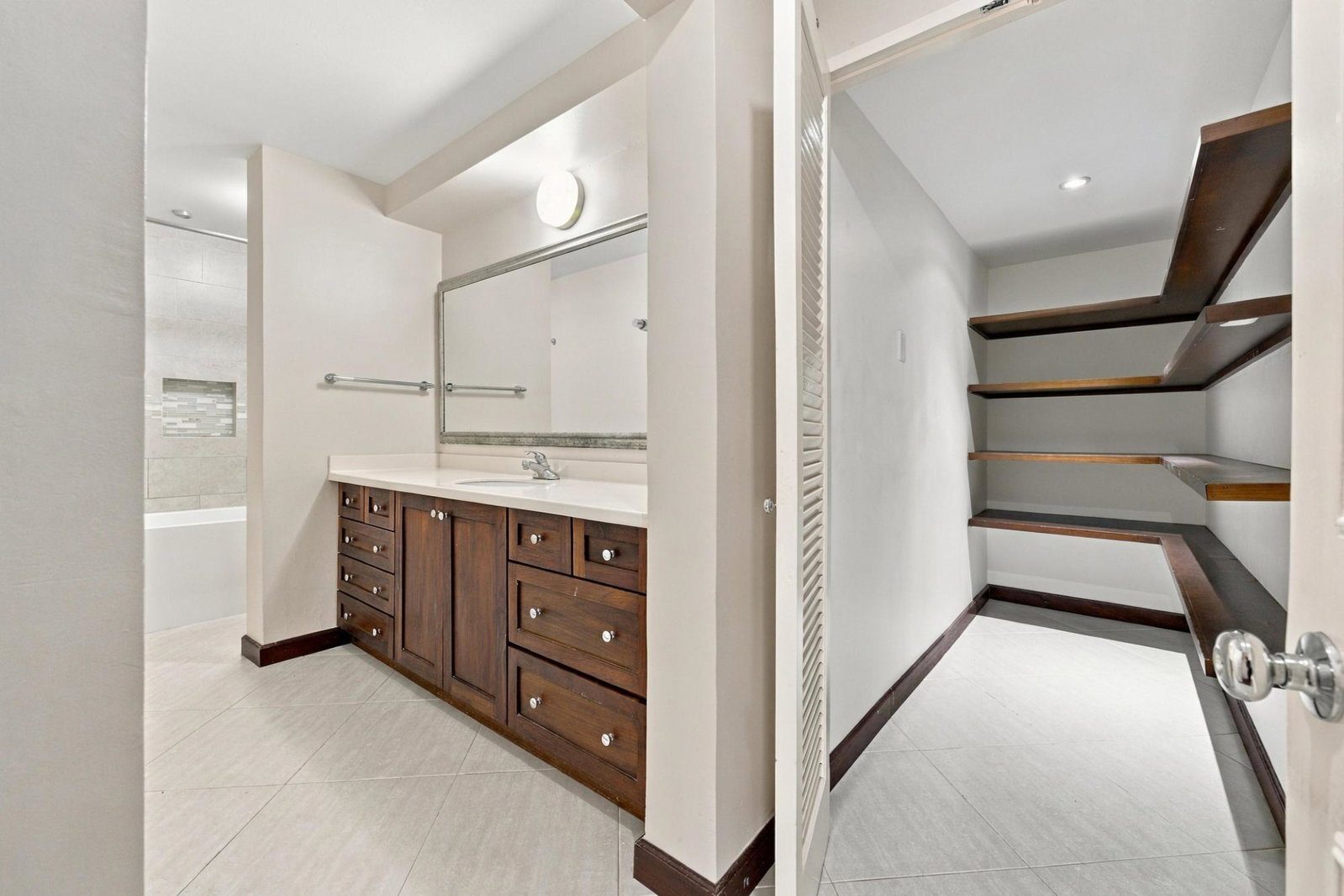 Twelfth image of 7e-17 Manor Park Drive in Kingston 8, St. Andrew, Jamaica - property is For Sale