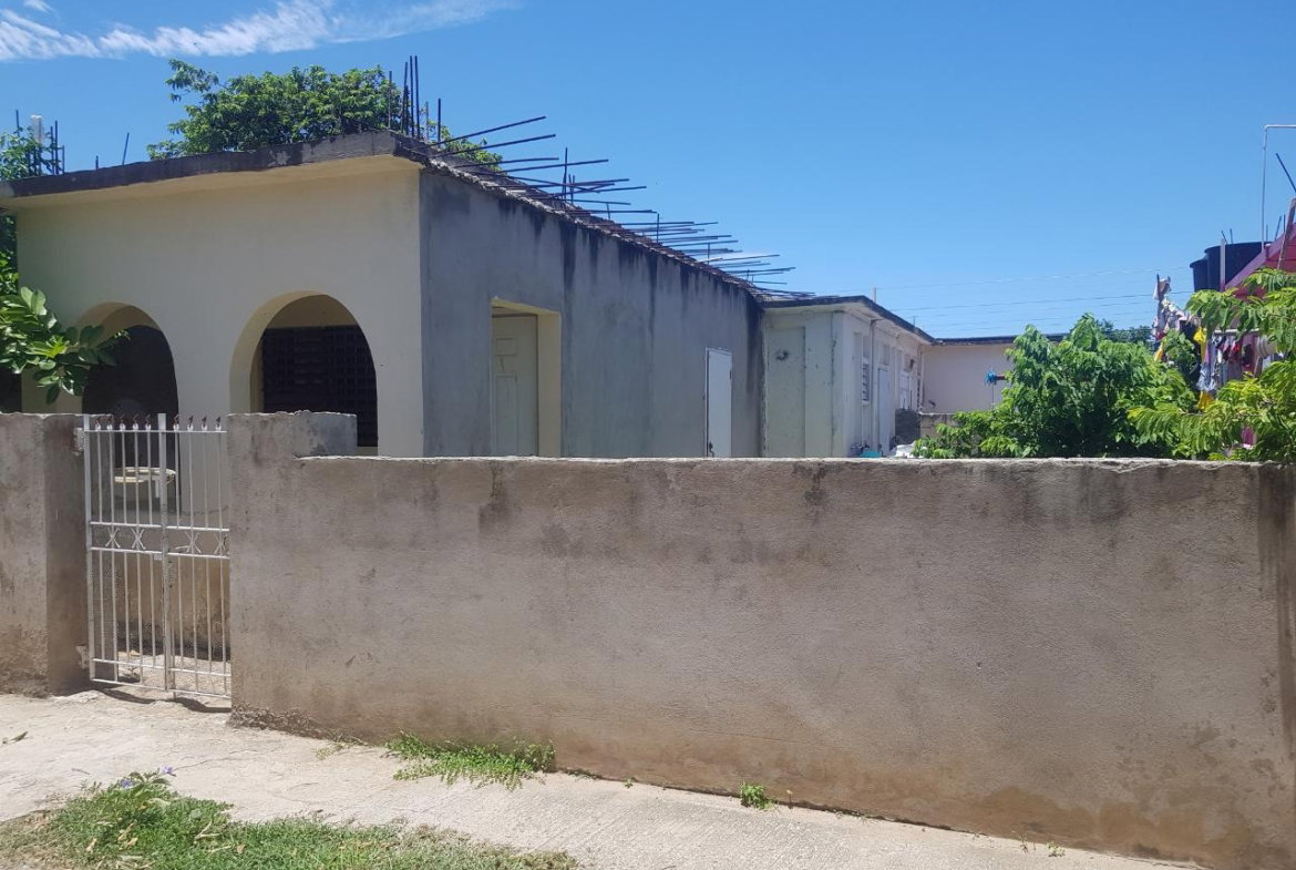 Fifth image of 713 2 East Sabina in Greater Portmore, St. Catherine, Jamaica - property is For Sale