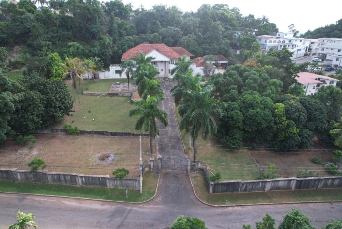 Third image of 9 Oakridge Road in Kingston 8, St. Andrew, Jamaica - property is For Sale