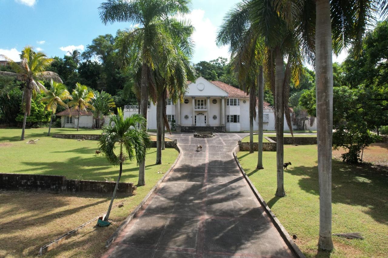 Luxurious-6-Bedroom-Home-for-Sale-in-St.-Andrew-Jamaica Fourth image of 9 Oakridge Road in Kingston 8, St. Andrew, Jamaica - property is For Sale