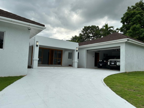 First image of 4 Ebony Glades in Kingston 8, St. Andrew, Jamaica - property is For Rent