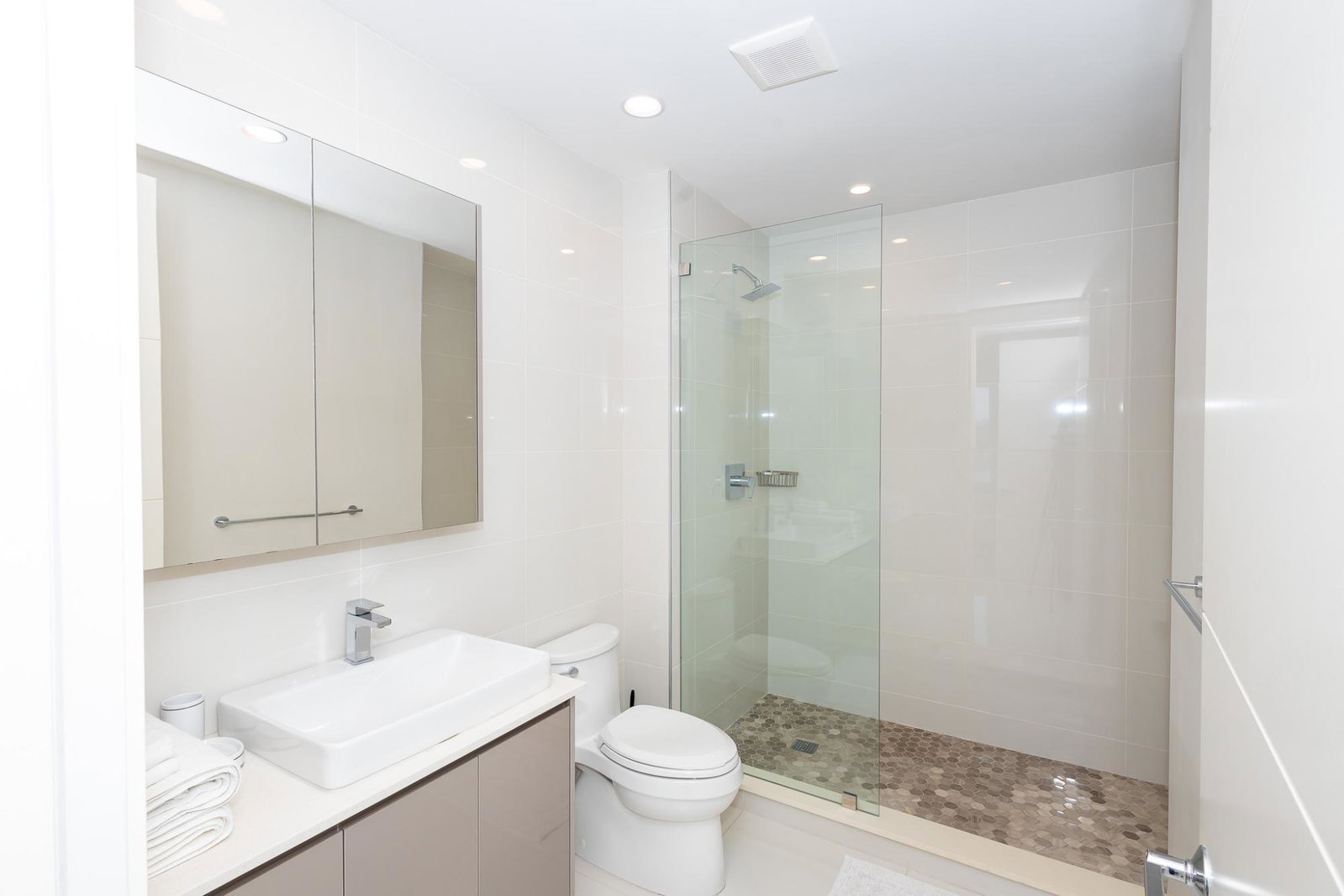 Nineteenth image of 703-2836 Sunset Drive in Montego Bay, St. James, Jamaica - property is For Rent