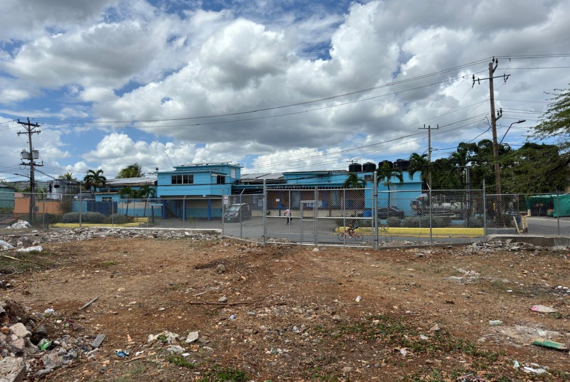 Fifth image of 39 1/2 Manchester Avenue in May Pen, Clarendon, Jamaica - property is For Rent