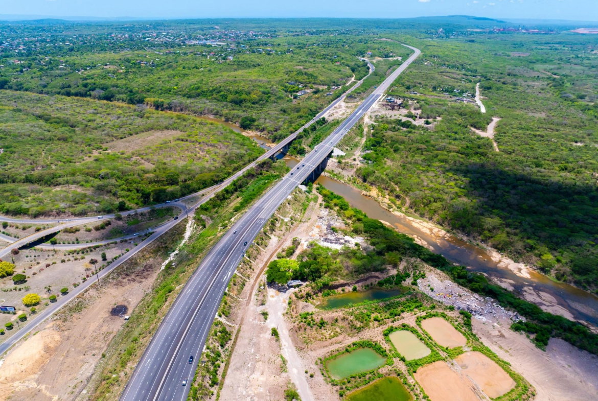 Eighth image of Bustamante Highway in Denbigh, Clarendon, Jamaica - property is For Sale