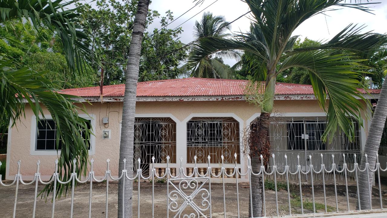 Spacious-Family-Home-for-Sale-in-MayPen-Clarendon-Investment-Opportunity Third image of 31 West Park Avenue in May Pen, Clarendon, Jamaica - property is For Sale