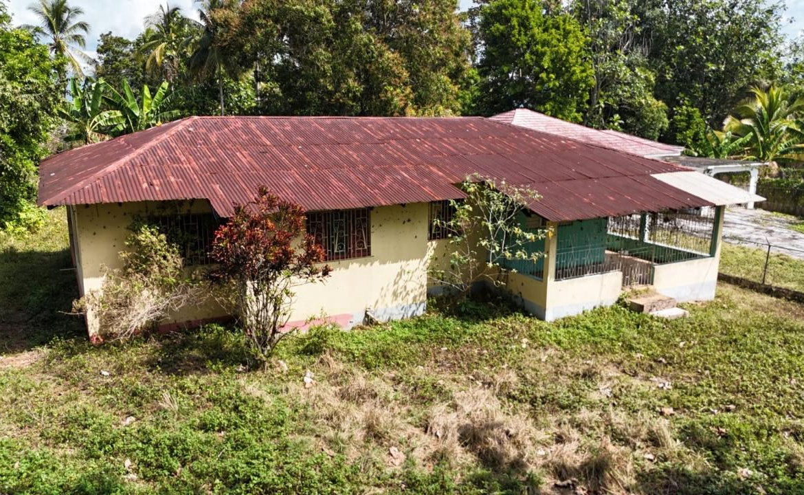 Second image of Santa Cruz Park in Santa Cruz, St. Elizabeth, Jamaica - property is For Sale