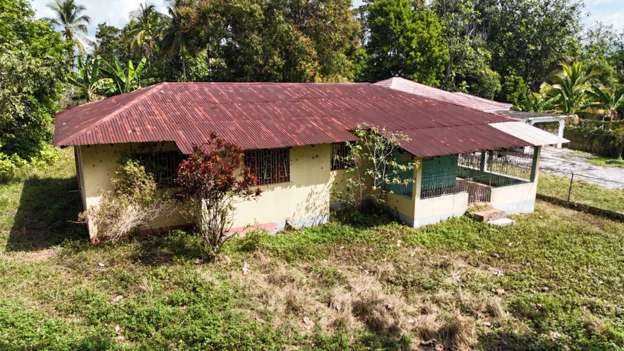 Fixer-Upper-Home-for-Sale-in-Santa-Cruz-Park-Jamaica Second image of Santa Cruz Park in Santa Cruz, St. Elizabeth, Jamaica - property is For Sale