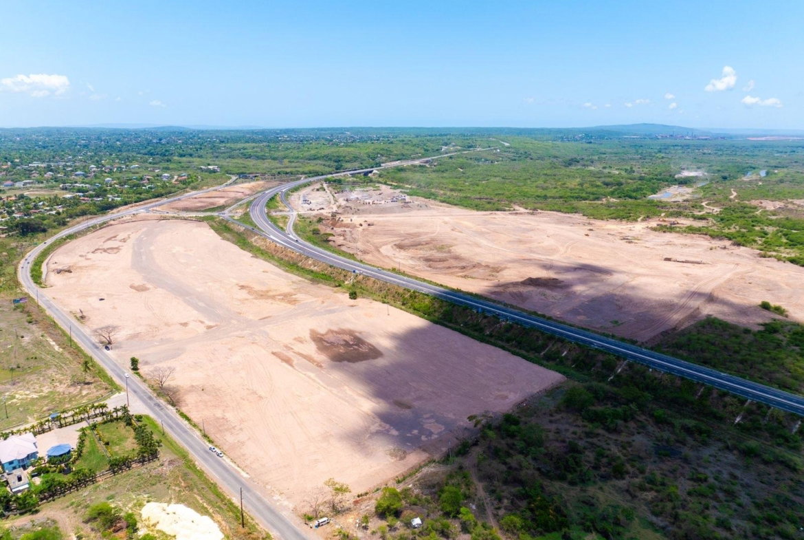 First image of Bustamante Highway in Denbigh, Clarendon, Jamaica - property is For Rent