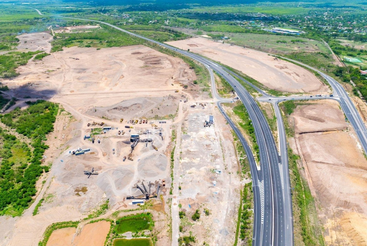 Fifth image of Bustamante Highway in Denbigh, Clarendon, Jamaica - property is For Rent