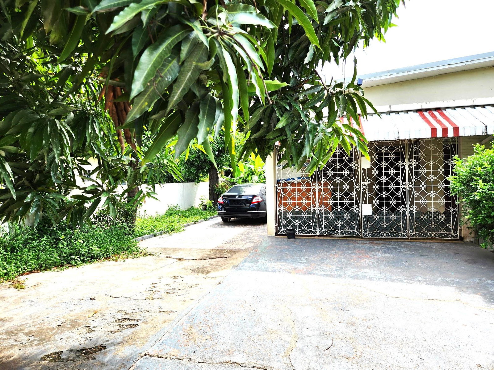 Spacious-5-Bedroom-Home-for-Sale-in-Cassia-Park-St.-Andrew Second image of 7 Huntsdene Avenue in Kingston 10, St. Andrew, Jamaica - property is For Sale