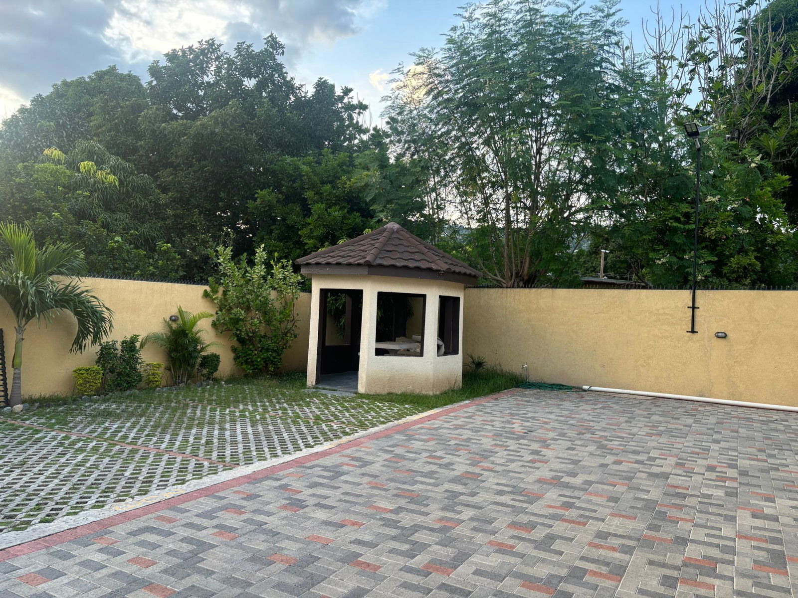 Second image of 5-2d Woodlawn Ave in Kingston 19, St. Andrew, Jamaica - property is For Rent