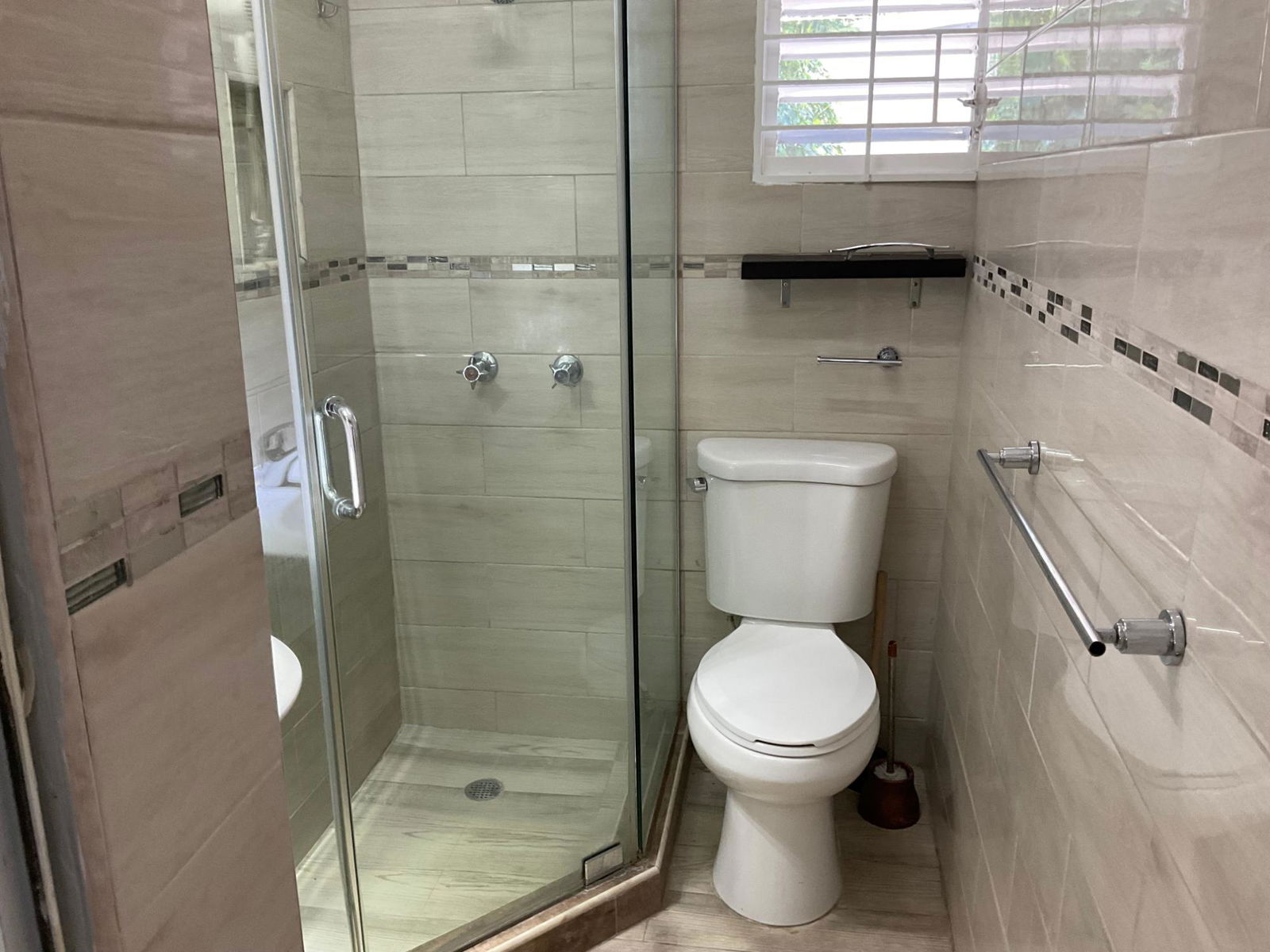 Eighth image of 10b North Avenue in CONSTANT SPRING, St. Andrew, Jamaica - property is For Rent