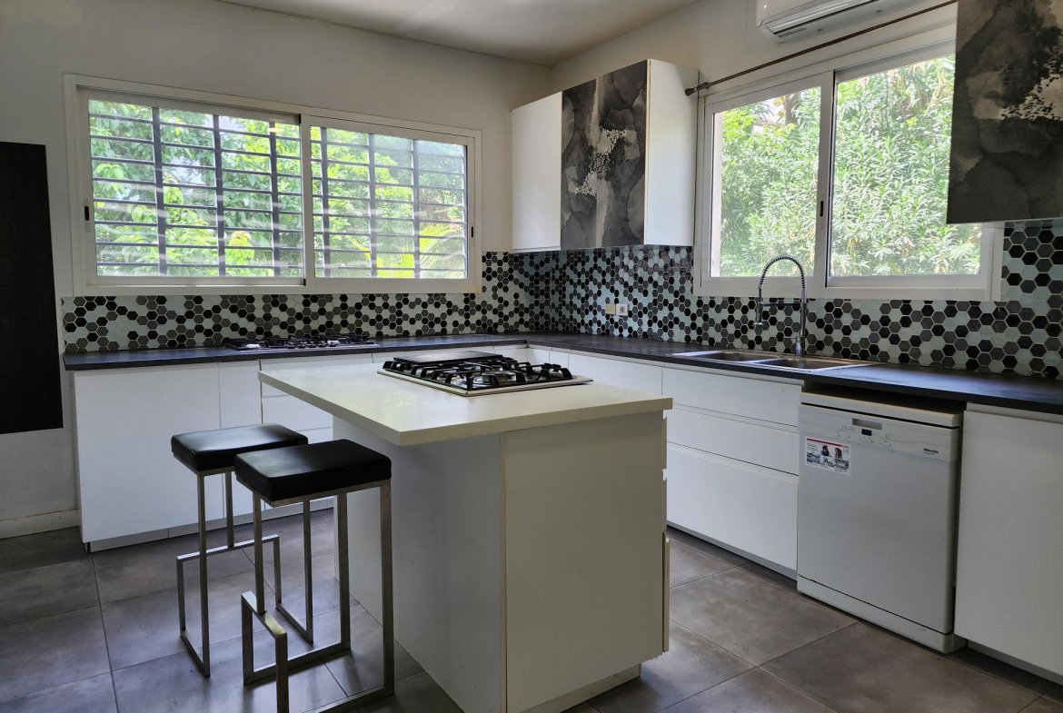 Seventh image of 9 Earls Court in Kingston 8, St. Andrew, Jamaica - property is For Rent