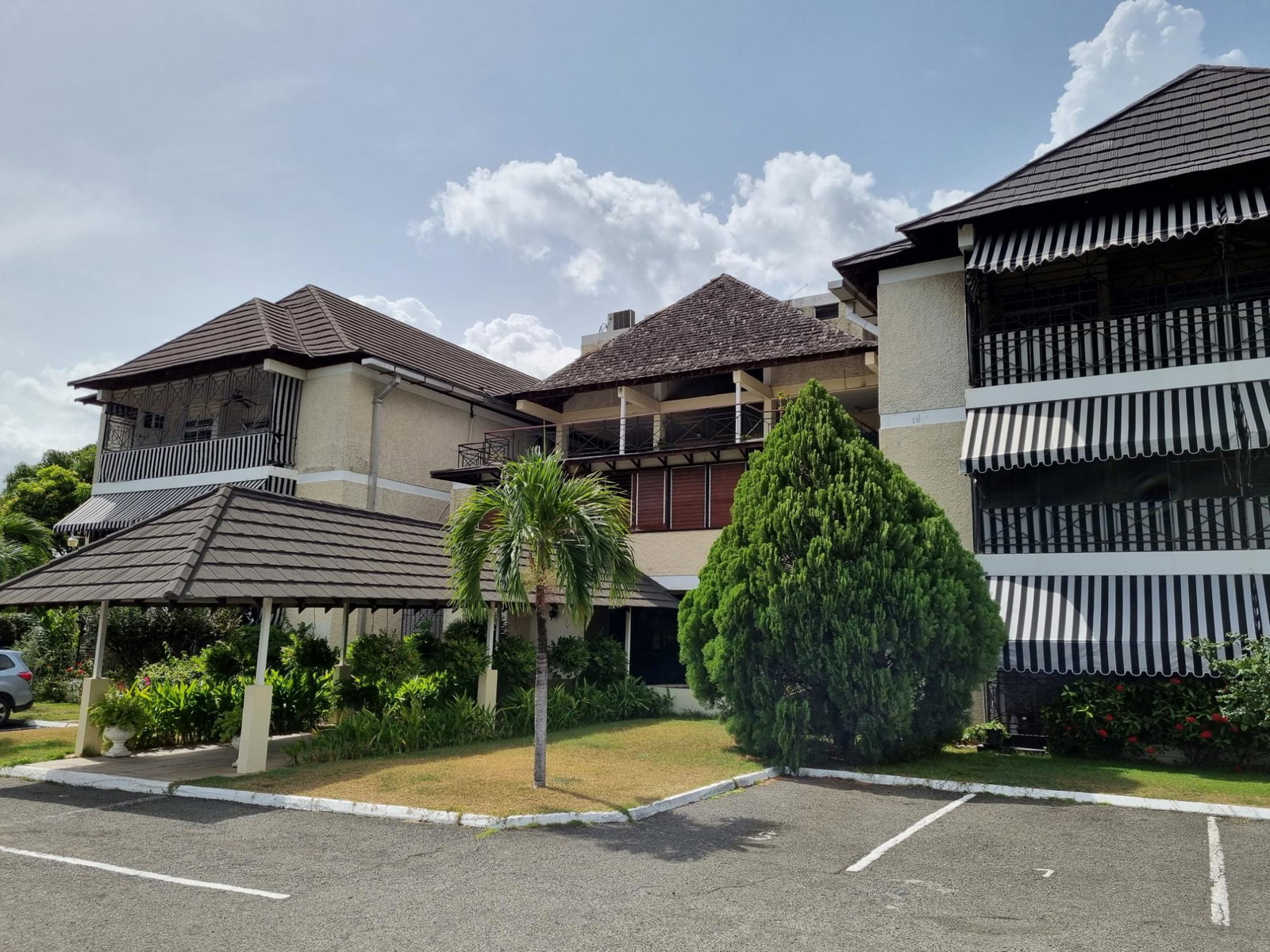 Twenty-Second image of 10-4 Devon Road, Kingston 10 in Kingston 10, St. Andrew, Jamaica - property is For Rent