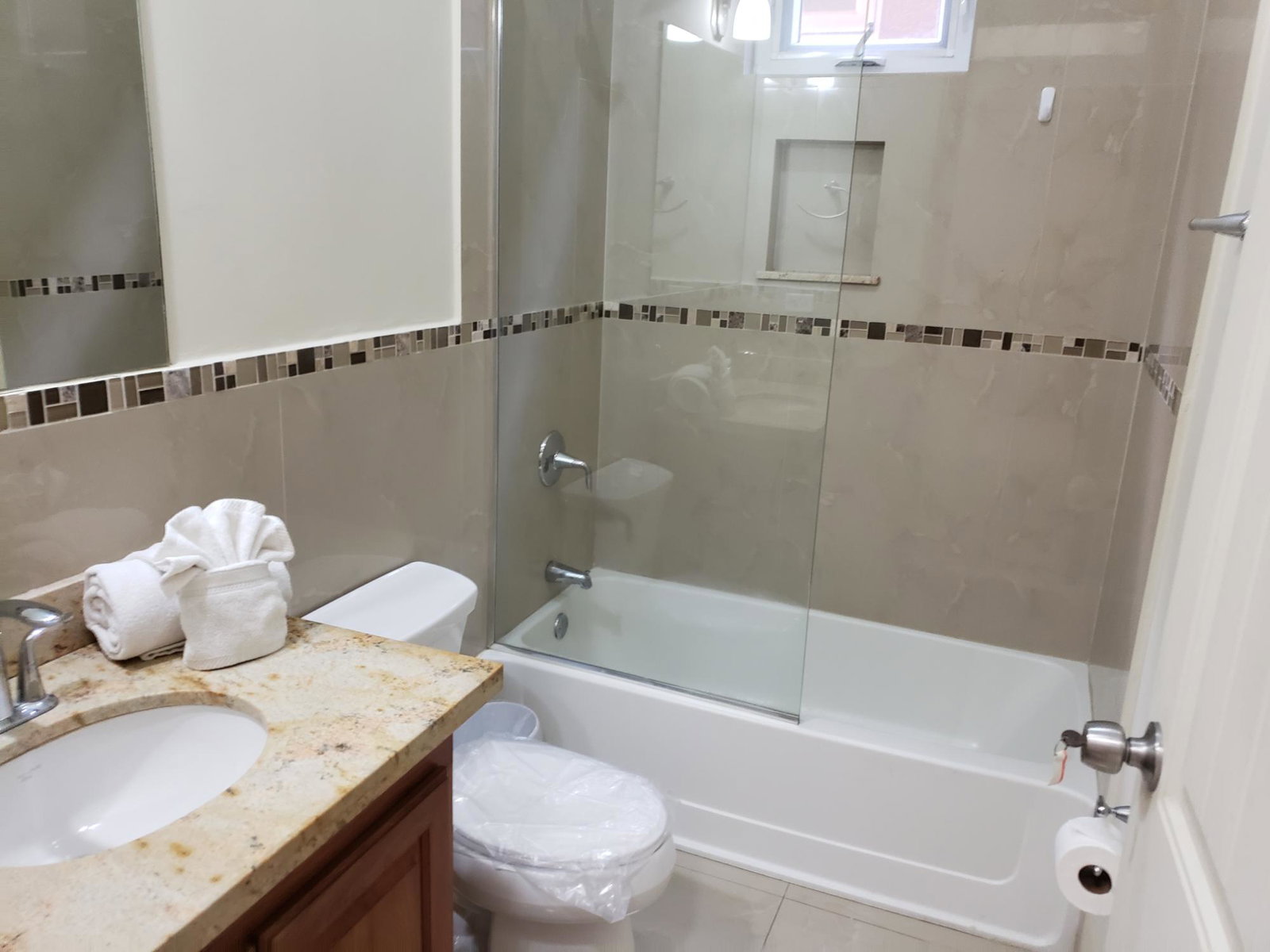 Tenth image of 12 Washington Drive in Kingston 10, St. Andrew, Jamaica - property is For Rent