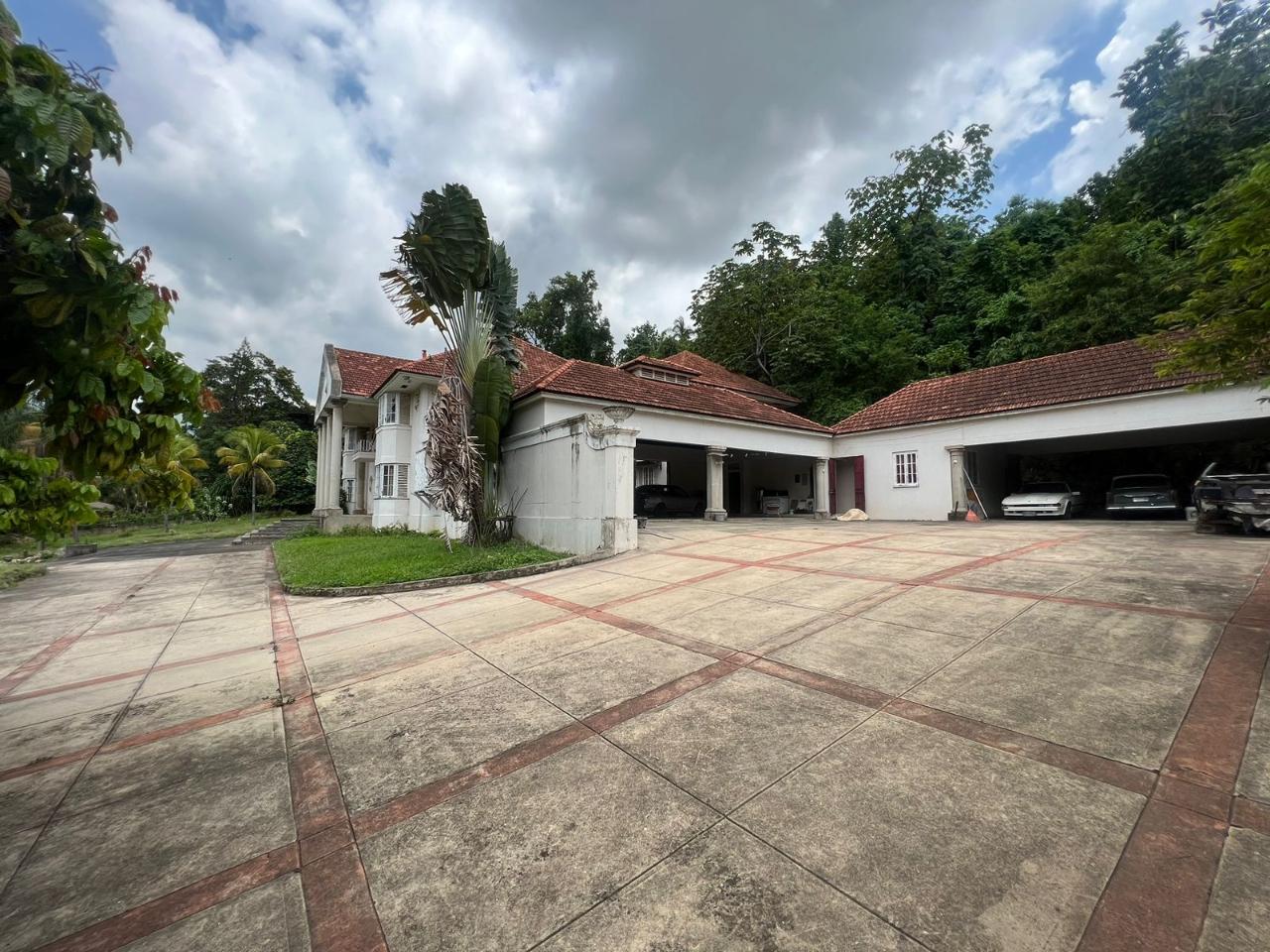Luxurious-6-Bedroom-Home-for-Sale-in-St.-Andrew-Jamaica Ninth image of 9 Oakridge Road in Kingston 8, St. Andrew, Jamaica - property is For Sale
