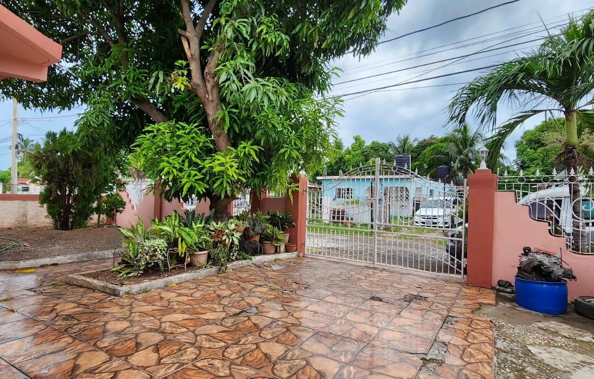 Second image of Mahoe Close in Spanish Town, St. Catherine, Jamaica - property is For Sale
