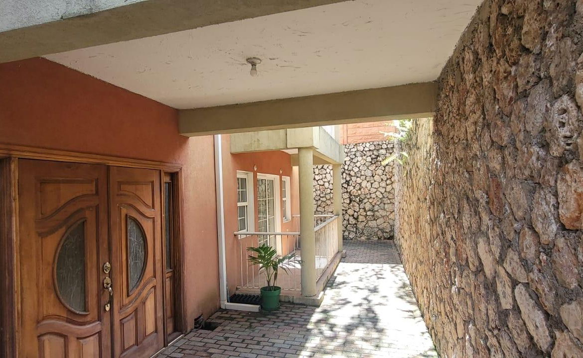 Spacious-2-Bedroom-Apartment-for-Sale-in-Brentwood-Terrace-Red-Hills Eleventh image of 18-12a Brentwood Terrace in Kingston 19, St. Andrew, Jamaica - property is For Sale