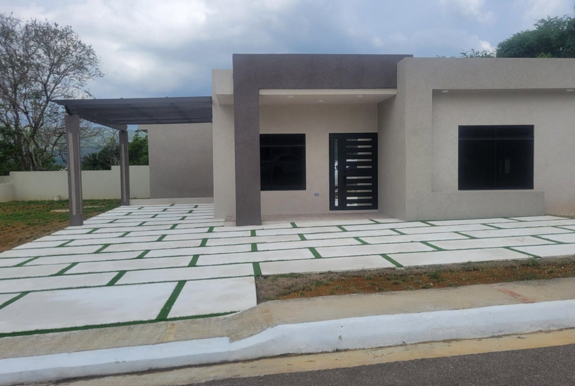 First image of 4 Longwood, Santa Cruz in Santa Cruz, St. Elizabeth, Jamaica - property is For Sale