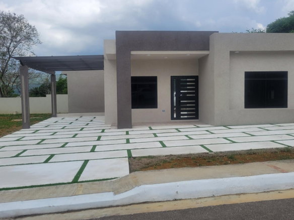 First image of 4 Longwood, Santa Cruz in Santa Cruz, St. Elizabeth, Jamaica - property is For Sale