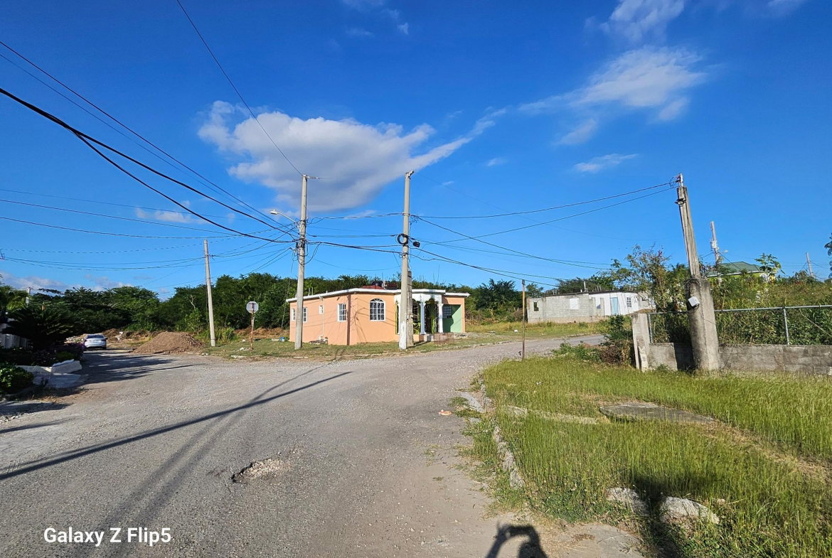 Eleventh image of Mineral Heights Manor in May Pen, Clarendon, Jamaica - property is For Sale