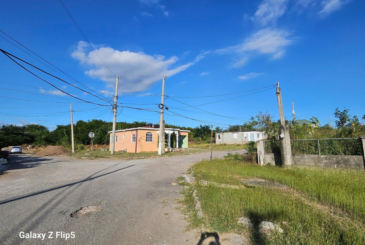 Tenth image of Mineral Heights Manor in May Pen, Clarendon, Jamaica - property is For Sale