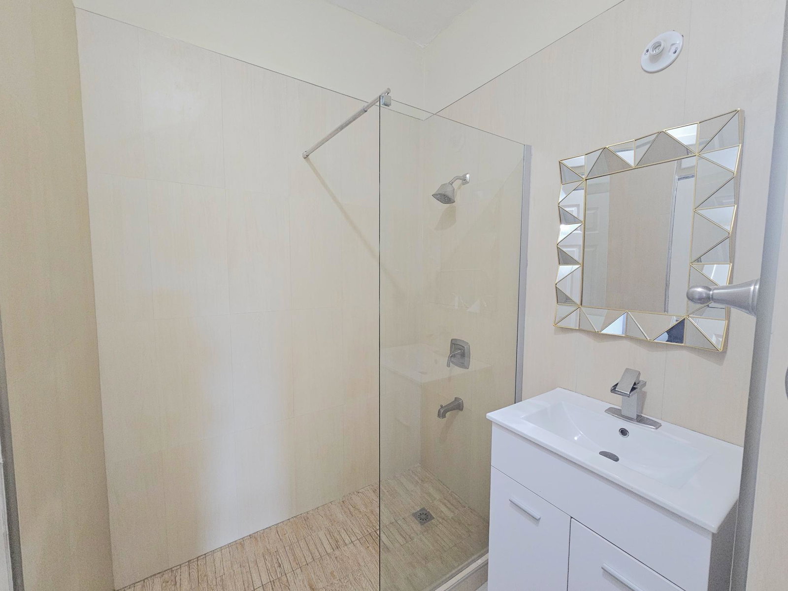 Spacious-2-Bedroom-Apartment-for-Rent-in-Kingston-8-26-Merrivale-Avenue Fifteenth image of 8-26 Merrivale Avenue in Kingston 8, St. Andrew, Jamaica - property is For Rent