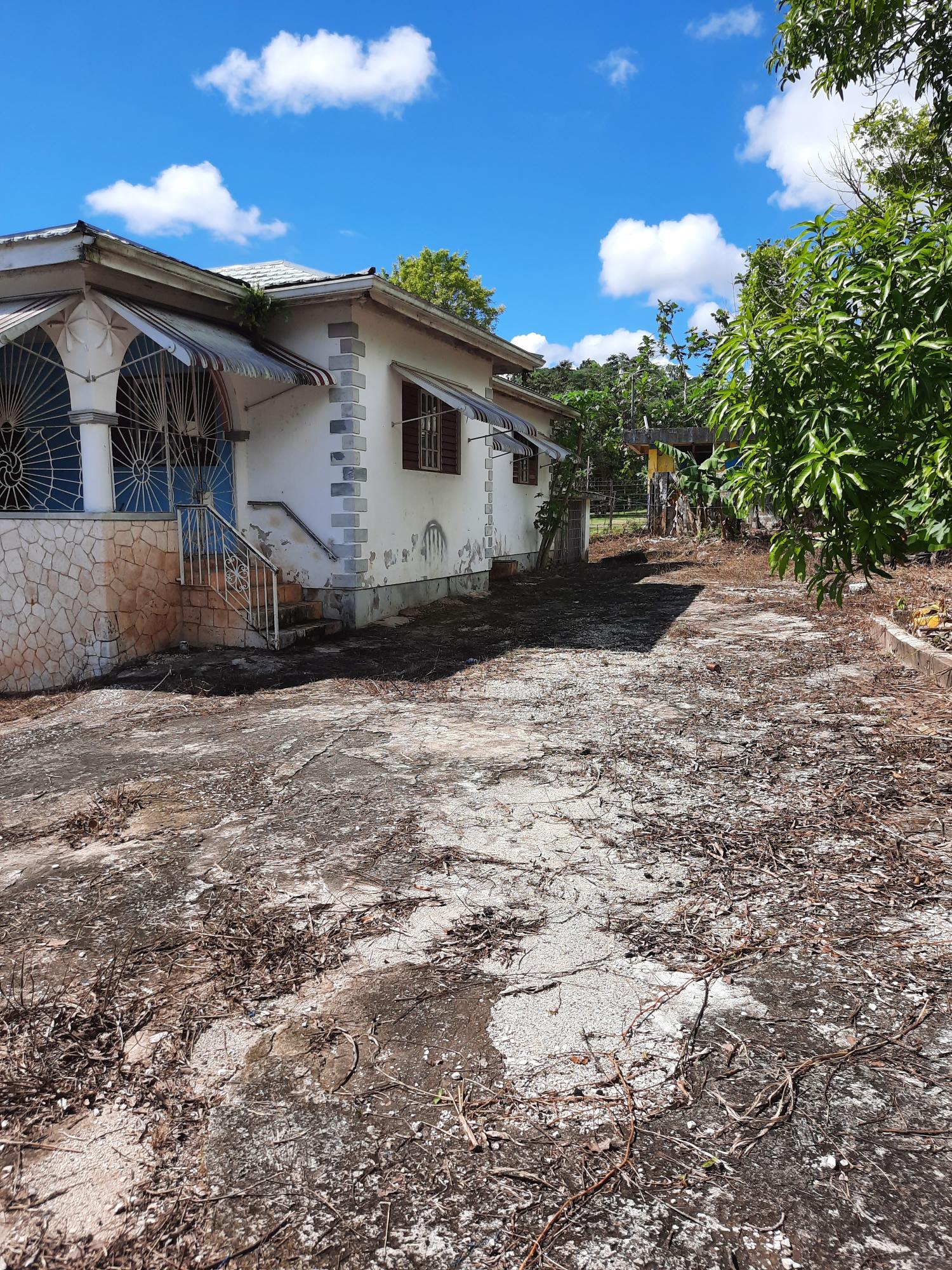Spacious-6-Bedroom-House-for-Sale-in-Royal-Flat-Manchester Fifth image of Royal Flat, Manchester in Mandeville, Manchester, Jamaica - property is For Sale