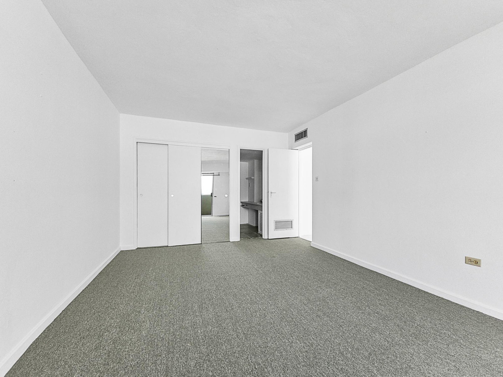 Ninth image of 8h- Ocean Towers in KINGSTON, Kingston, Jamaica - property is For Rent