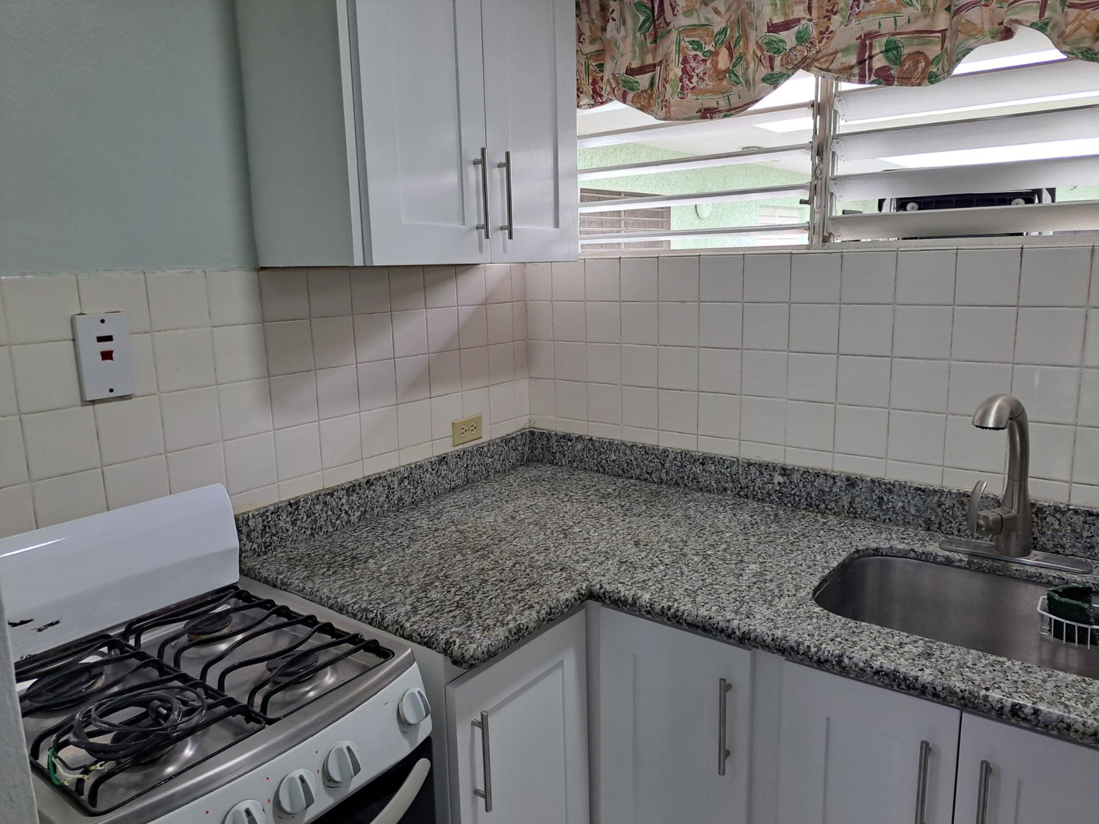 Fifth image of 2b- Clieveden Avenue in Kingston 6, St. Andrew, Jamaica - property is For Rent