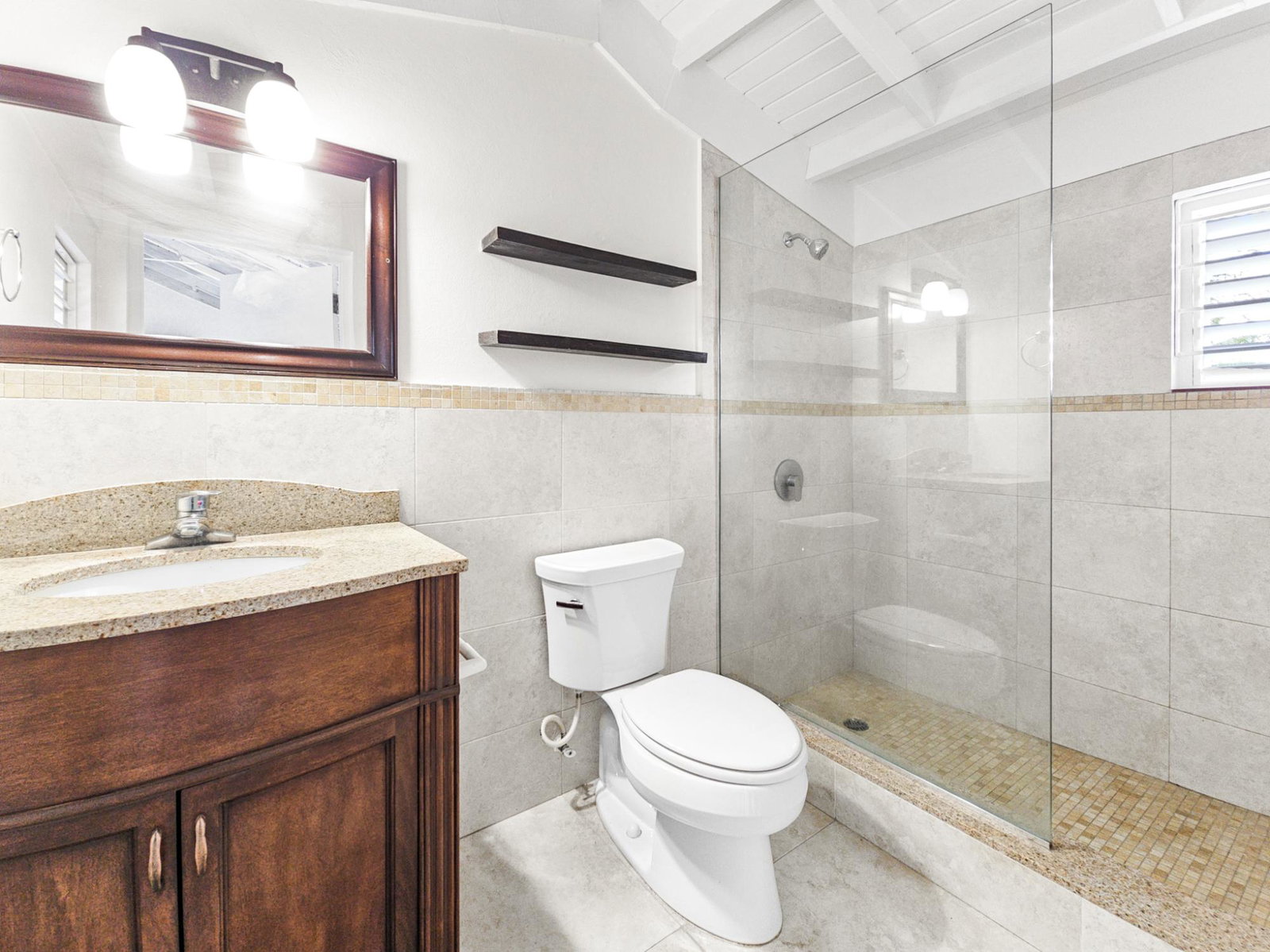 Eighteenth image of 11 Persimmon Avenue in Kingston 6, St. Andrew, Jamaica - property is For Rent