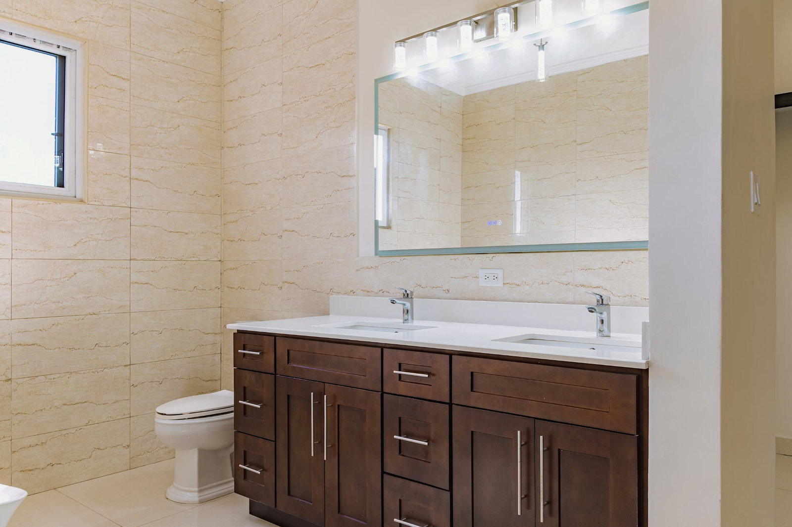 Ninth image of 17-10 Russell Heights in Kingston 6, St. Andrew, Jamaica - property is For Rent