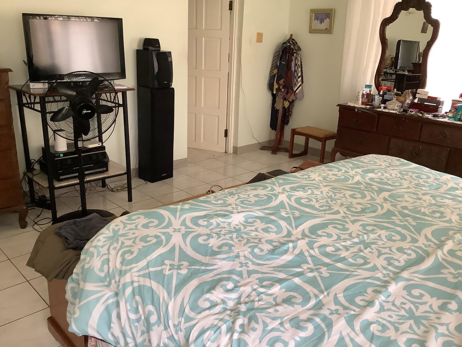 Stunning-6-Bedroom-House-for-Sale-in-St.-Andrew-Jamaica Third image of 5 Cadiz Avenue in Kingston 19, St. Andrew, Jamaica - property is For Sale