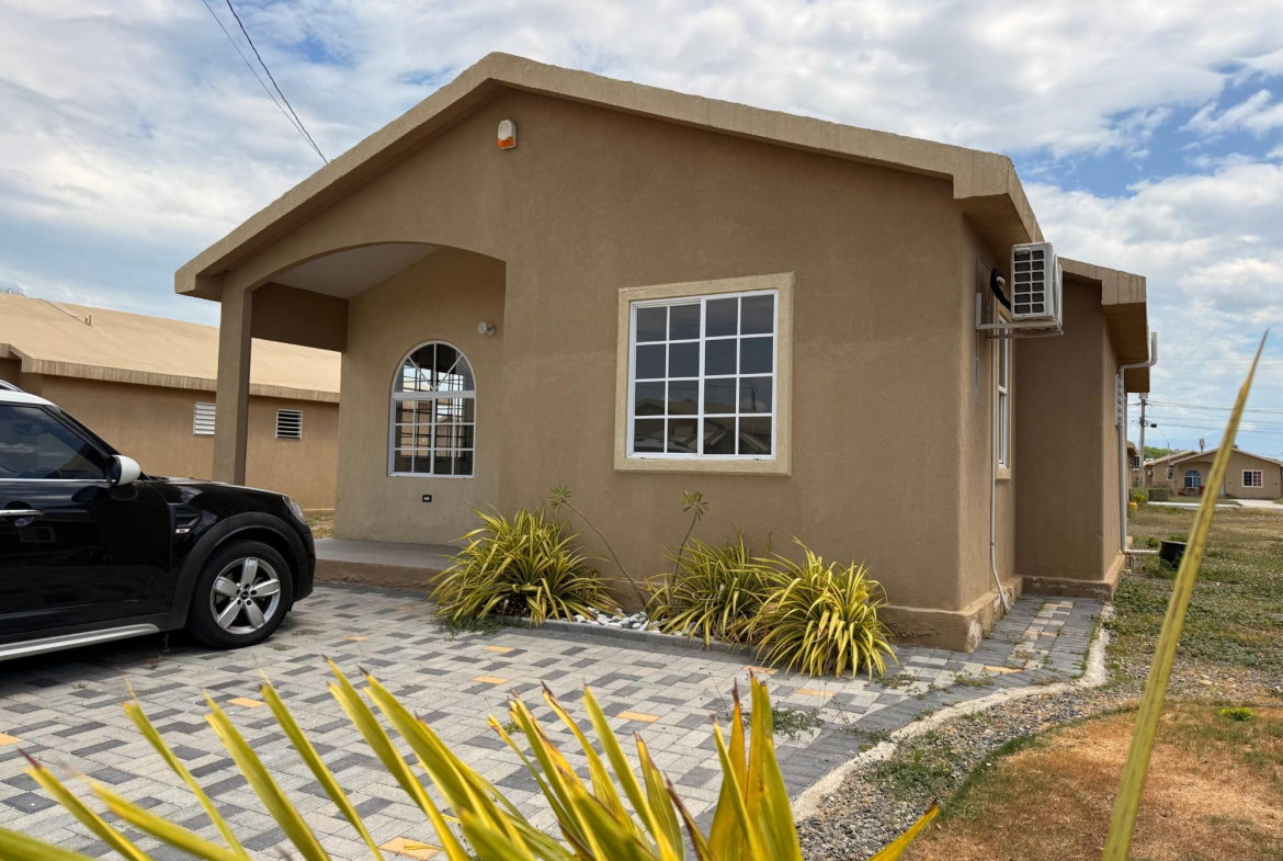 Second image of 1964 Phoenix Park Village, Pha in Phoenix Park, St. Catherine, Jamaica - property is For Rent