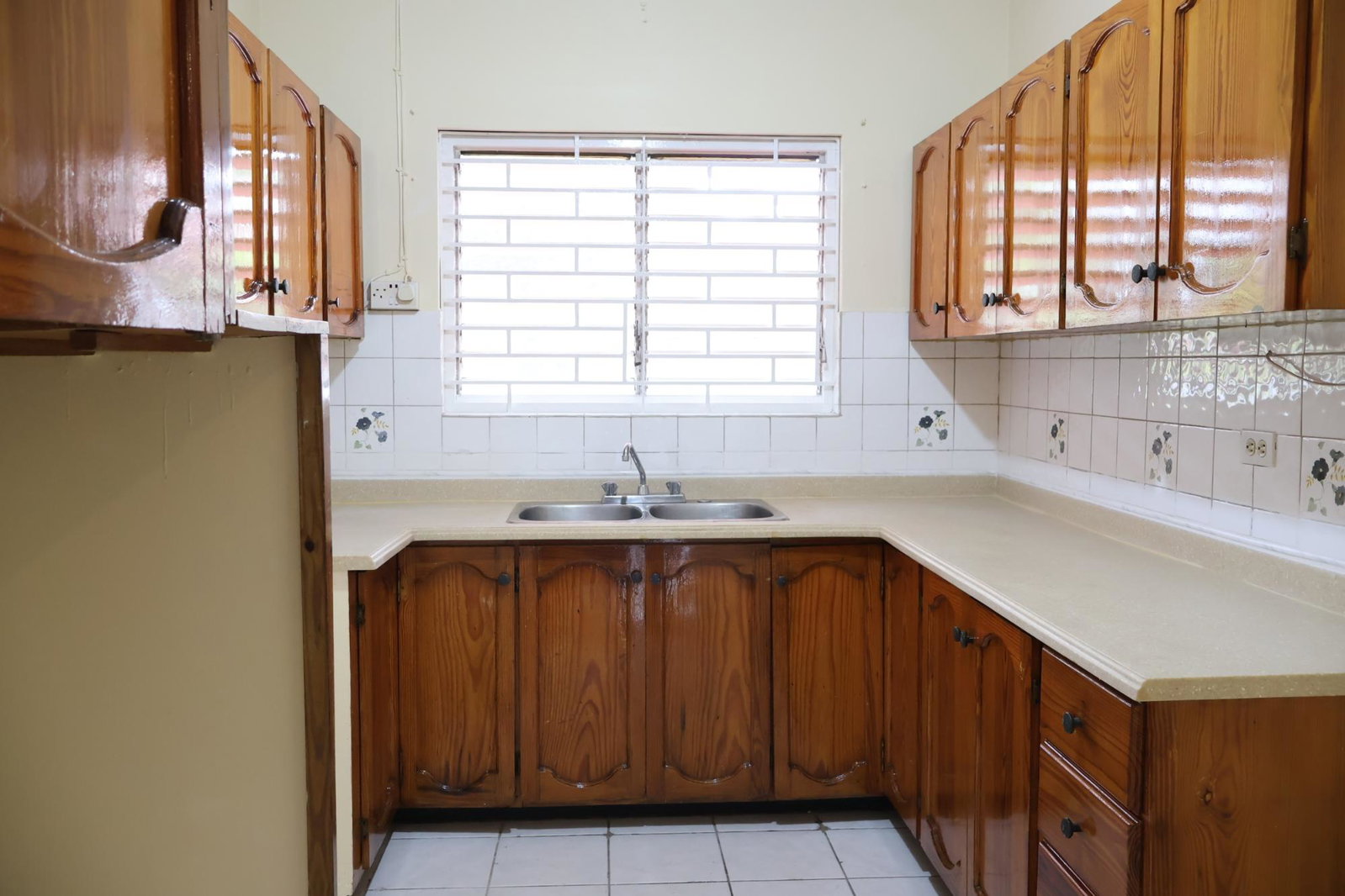 Seventh image of 27-5 Devon Road in Kingston 10, St. Andrew, Jamaica - property is For Rent