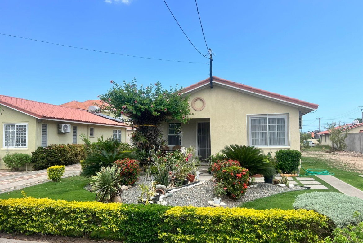 Second image of 8 Waverly Close in Portmore Country Club, St. Catherine, Jamaica - property is For Rent
