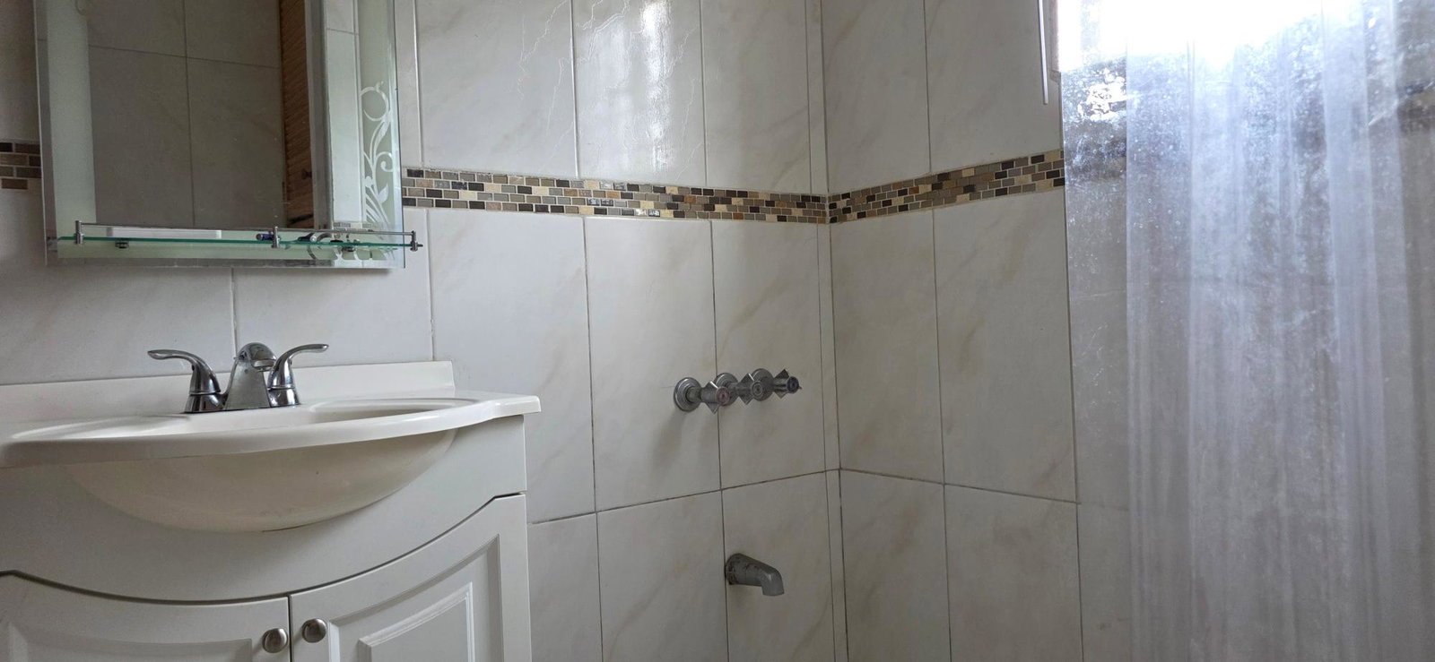 Ninth image of C-2f Woodlawn Ave in Kingston 19, St. Andrew, Jamaica - property is For Rent