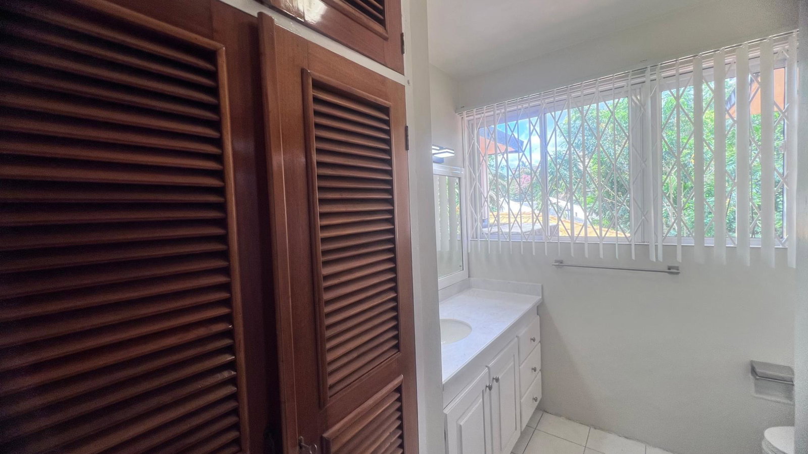Thirteenth image of 25 b Oakridge Kingston 8 in Kingston 8, St. Andrew, Jamaica - property is For Rent