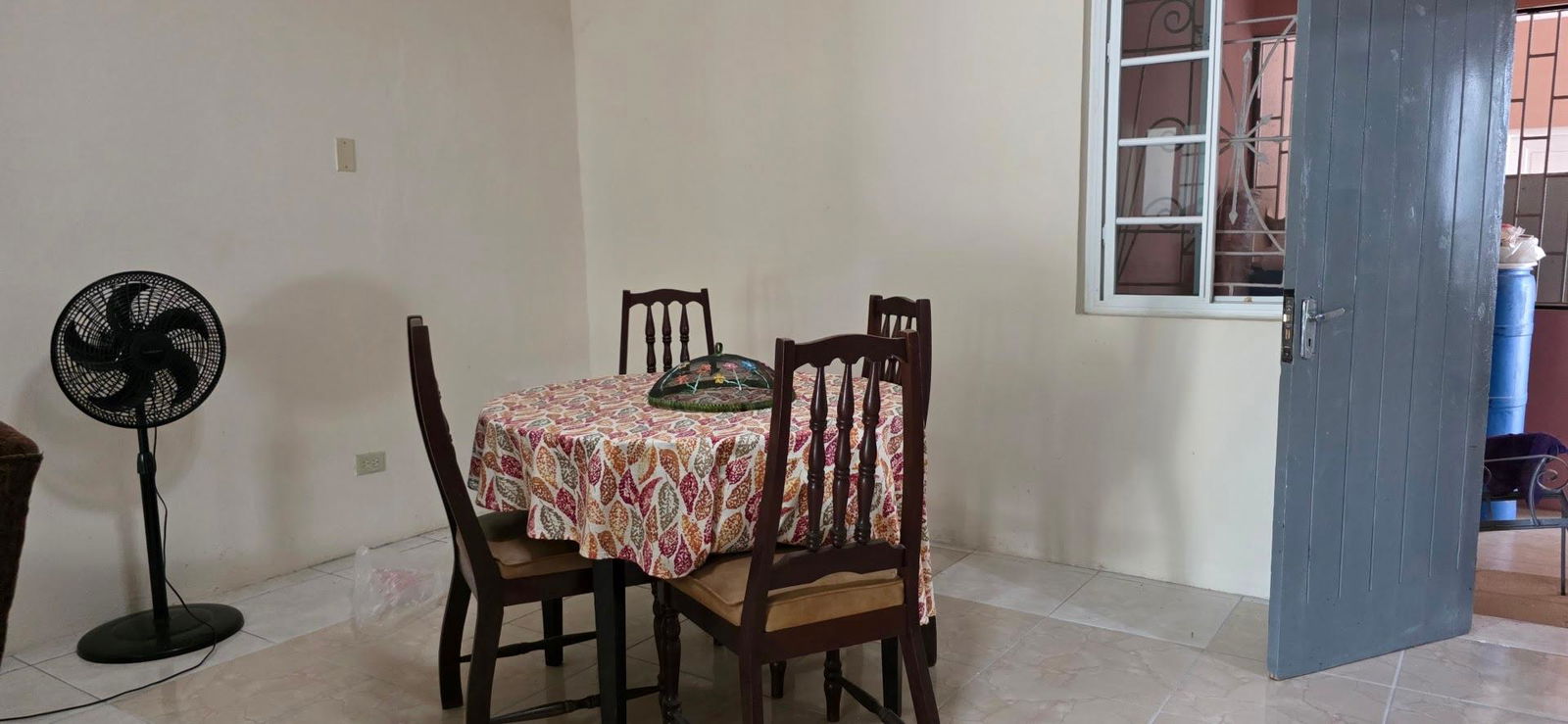 Ninth image of B-2f Woodlawn Ave in Kingston 19, St. Andrew, Jamaica - property is For Rent
