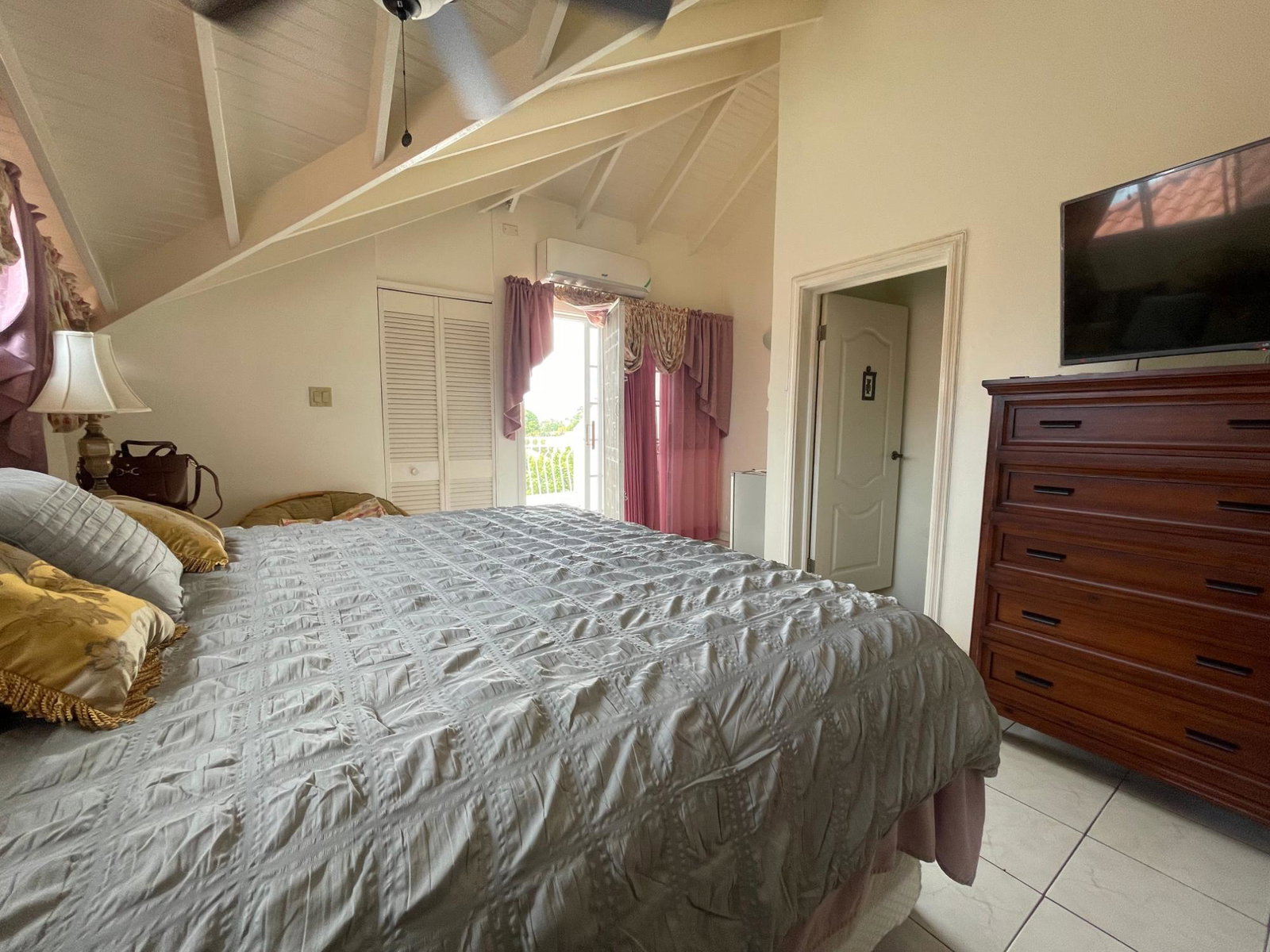 Stunning-3-Bedroom-Townhouse-for-Sale-in-St.-Andrew-Jamaica-Breathtaking-Views Fifteenth image of Plantation Drive in Red Hills, St. Andrew, Jamaica - property is For Sale