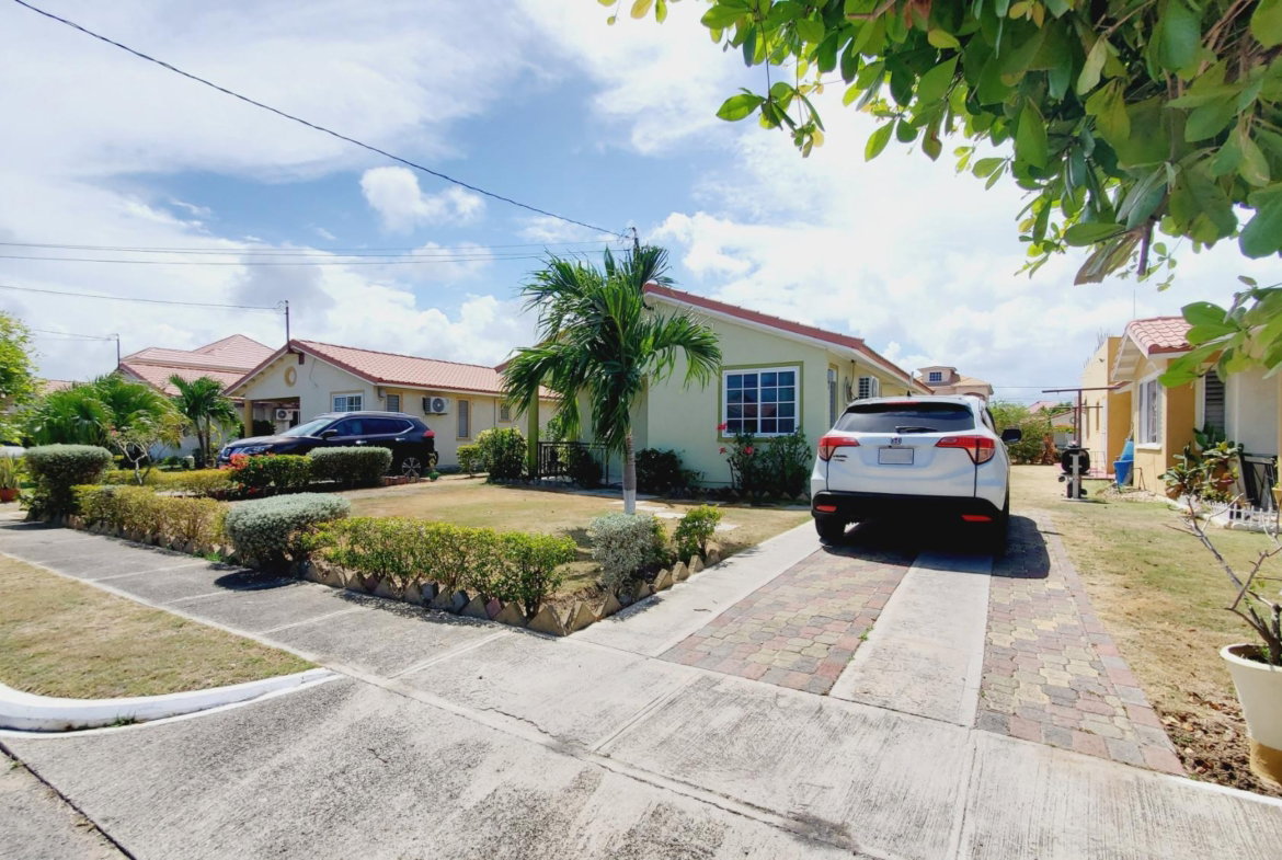 Third image of 190 Waverly Close in Portmore Country Club, St. Catherine, Jamaica - property is For Rent