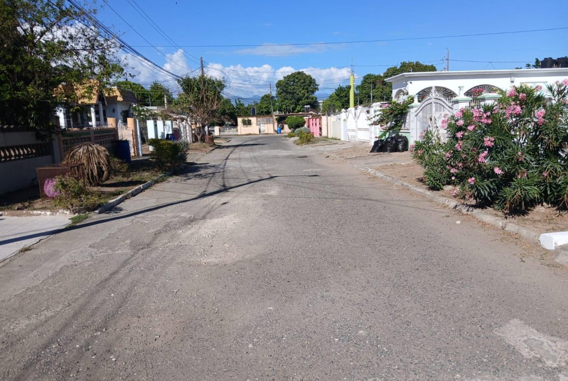 Second image of 6 Almond Close, Portmore pi in Naggo Head, St. Catherine, Jamaica - property is For Rent