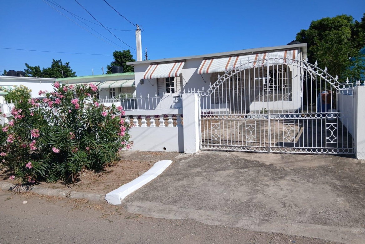 Third image of 6 Almond Close, Portmore pi in Naggo Head, St. Catherine, Jamaica - property is For Rent